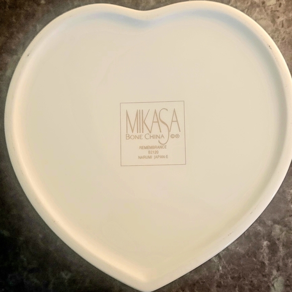 Mikasa Rememberance Heart-Shaped Floral Trinket Box - Picture 6 of 6